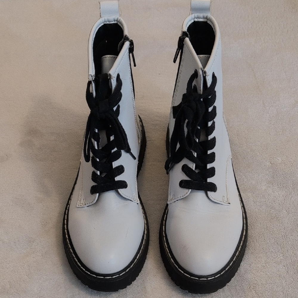 Madden Girl White Platform Combat Boots Size 7 Black Lace Up Side Zip Ankle Boot